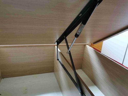 气弹簧怎么压下去视频,气弹簧压下操作步骤解析