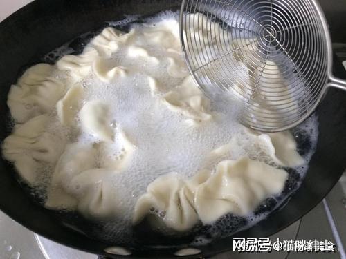 做水饺视频,美味团圆，从一锅热气腾腾的水饺开始